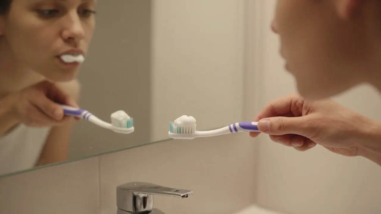 Čištění zubů správnou technikou Bass s měkkým kartáčkem a nepláchnutím úst.