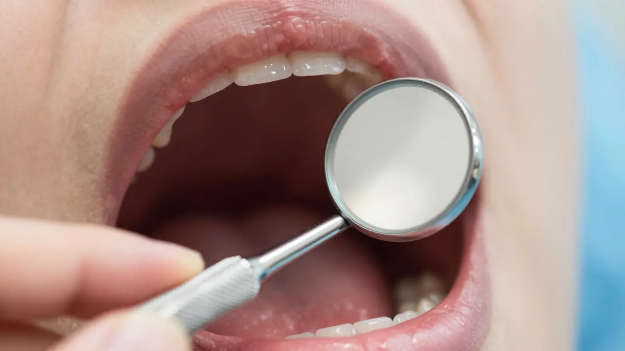 Jak správně používat dentální zrcátko: Kompletní průvodce pro začátečníky
